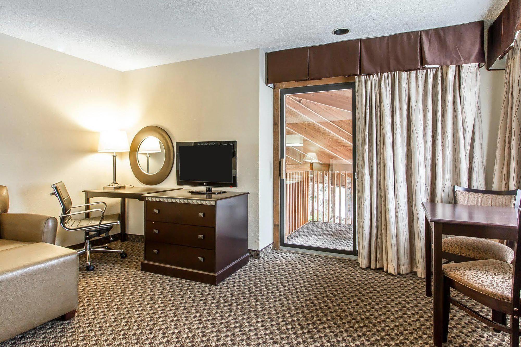Quality Inn Macomb Near University Area Exterior photo
